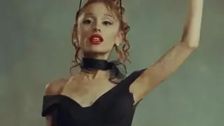 אריאנה גרנדה בקליפ Petal