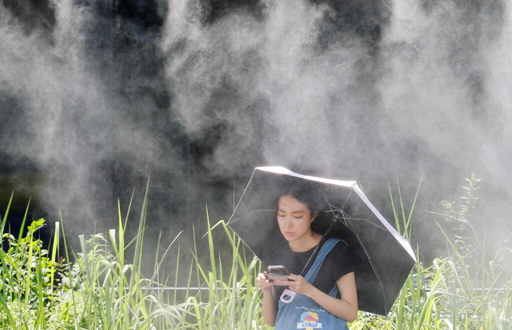 Tokyo’s heat wave last month (Photo: REUTERS/Kim Kyung-Hoon) גל החום בטוקיו בחודש שעבר