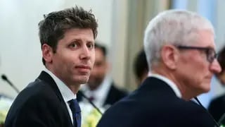 מימין: מנכ"ל אפל היוצא טים קוק, מנכ"ל OpenAI, סם אלטמן