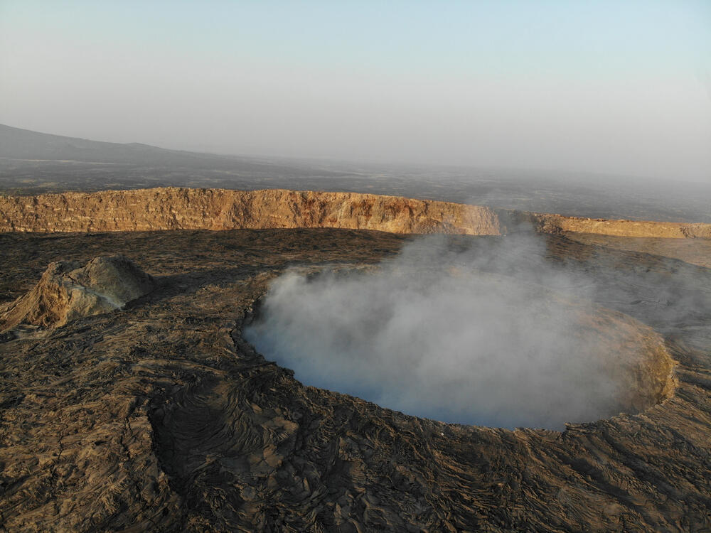 Erta Ale volcano in Ethiopia, in a region where new oceanic crust is forming (Photo: Ilya unknown/Shutterstock) הר הגעש ארטה אלה (Erta Ale) באתיופיה, באזור ההיווצרות של האוקיינוס החדש