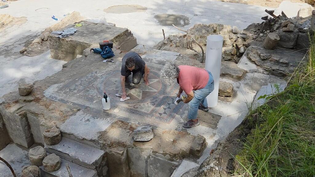 עבודות ניקוי ושימור של בימת בית הכנסת הגדול של וילנה