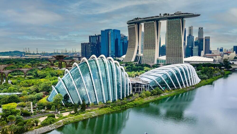 Singapore, ranked second (Photo: Richard Whitcombe/Shutterstock) מבט אווירי על הפארקים, הגנים והמבנים המודרניים באזור מרינה ביי שבסינגפור