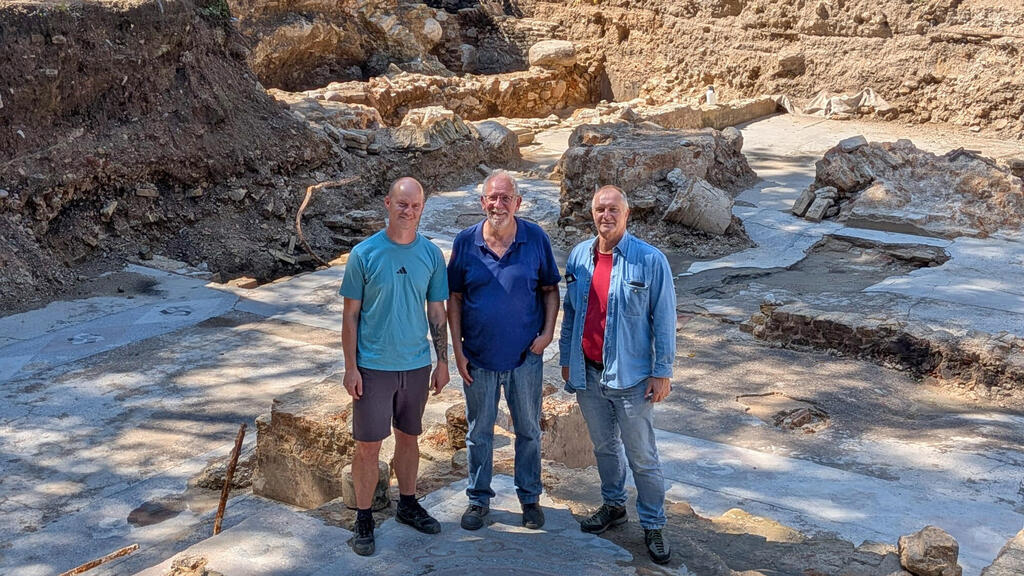 מימין לשמאל: זנונאס באובוניס, ד"ר ג'ון זליגמן ויוסטינוס ראקאס מפרויקט חפירת בית הכנסת הגדול של וילנה