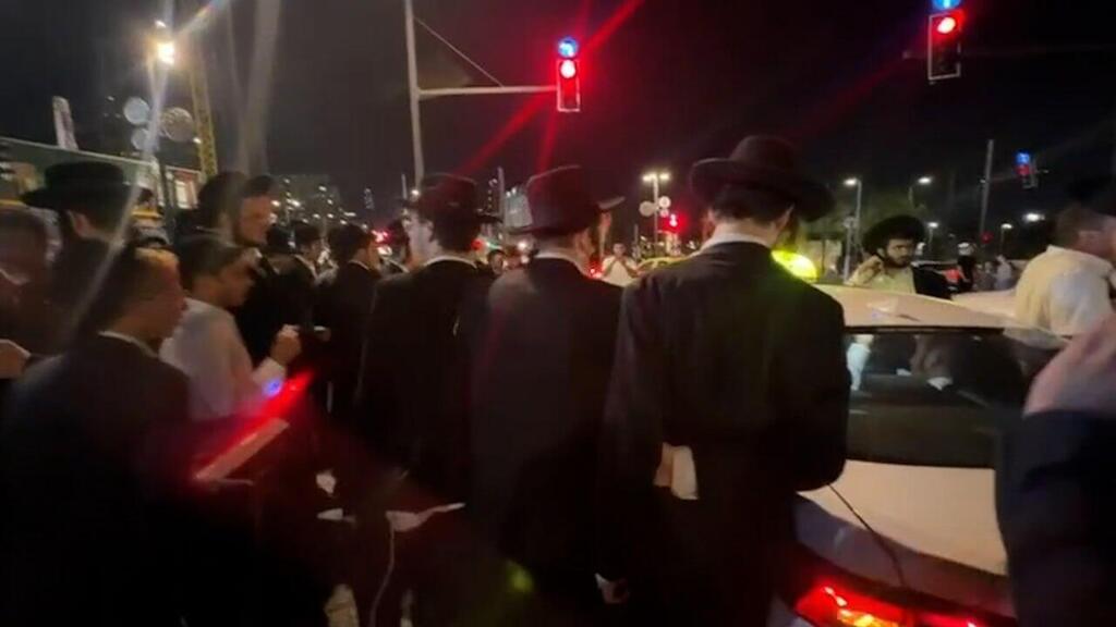 בעיטות, קללות ויריקות: עשרות התפרעו מחוץ לכנס מסלולים חרדיים בצה"ל | תיעוד