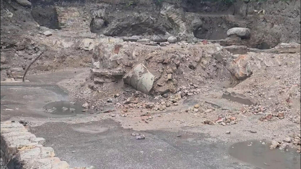 אחת מכותרות עמודי בית הכנסת שנמצאה מנופצת בחפירה