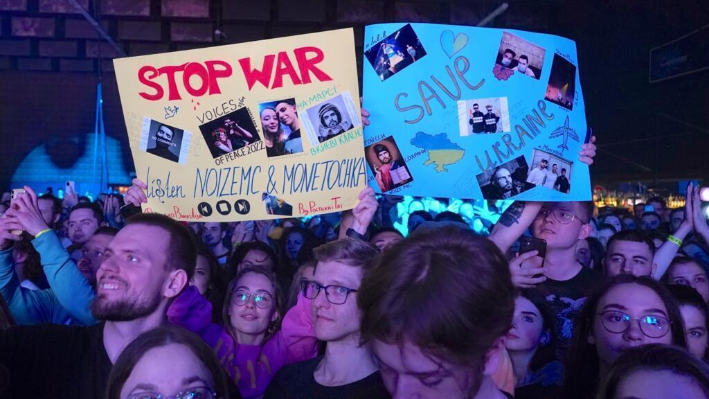 Fans with anti-war signs during a 2022 concert by pop singer Monetochka in Warsaw (Photo: Janek Skarzynski/AFP) Fans with anti-war signs during a 2022 concert by pop singer Monetochka and rapper Noize MC in Warsaw