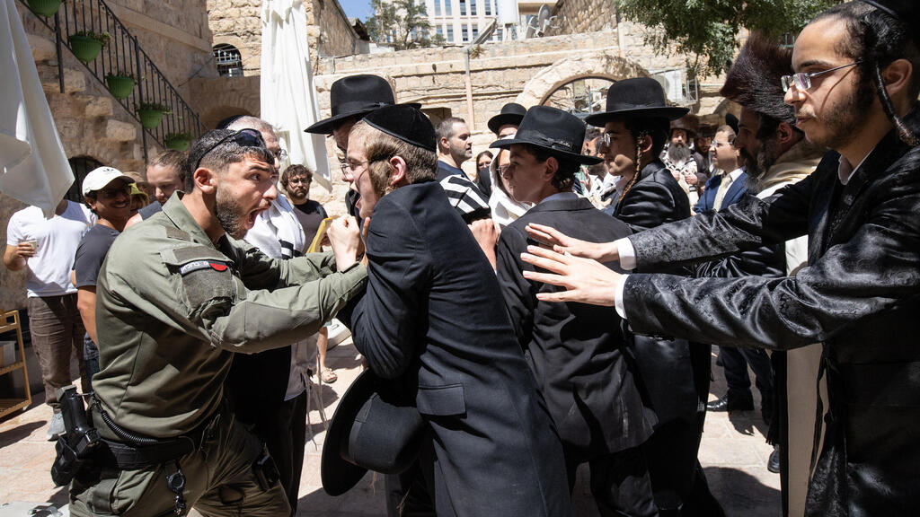 Clashes outside the cafe on Shabbat (Photo: Alex Kolomoisky) עימותים מחוץ לבית הקפה "בסמטה" בירושלים
