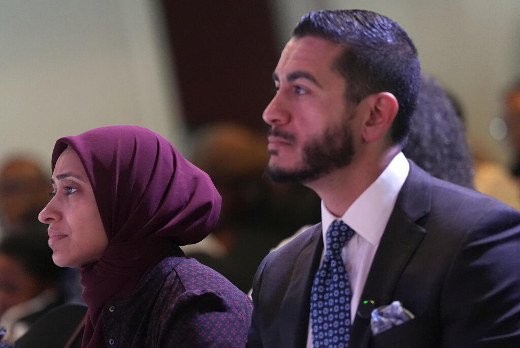 El-Sayed and his wife, Sarah Jukaku (Photo: AP Photo/Julia Demaree Nikhinson) עבדול א-סייד מועמד ב פריימריז דמוקרטיים על מושב ב סנאט מישיגן ארה"ב לצד אשתו שרה ג'וקקו