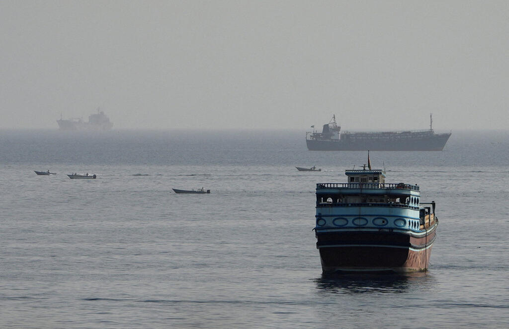 Strait of Hormuz (Photo: REUTERS/Stringer) כלי שיט במצרי הורמוז