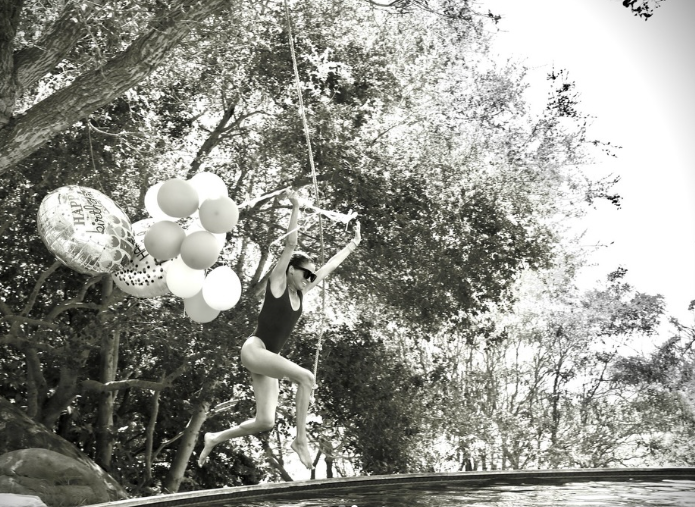 The Duchess of Sussex shared two black-and-white photos on her Instagram account, showing herself in a swimsuit holding a bunch of balloons and jumping into the water (Photo: Instagram) מייגן מרקל