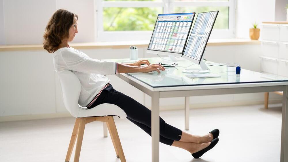 Researchers influenced participants’ posture through the placement of the tablet and the height of the table (Photo: Shutterstock) משרד ישיבה משרדית אורח חיים יושבני