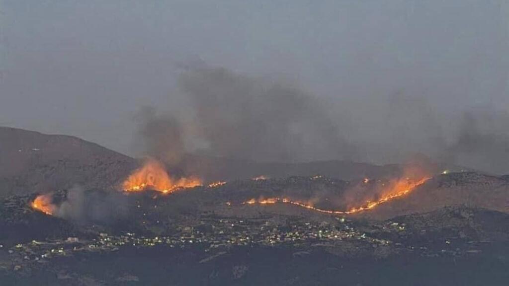 שריפות כתוצאה מתקיפות ארטילריה במג'דל זון בדרום לבנון