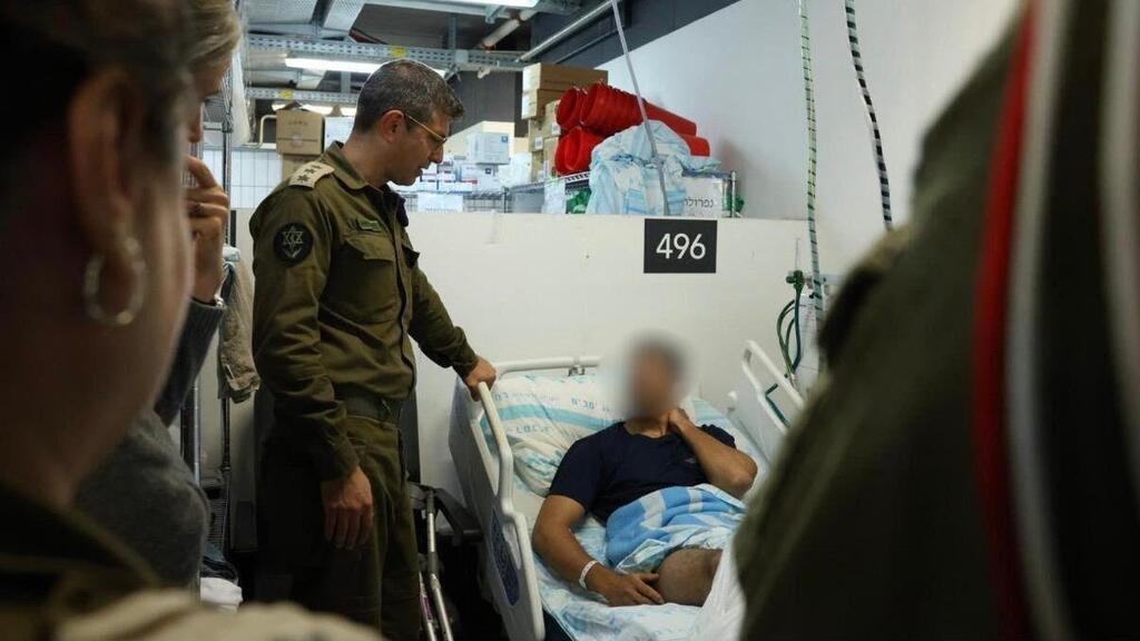 Col. Dr. Avi Shina with a wounded soldier (Photo: IDF Spokesperson's Unit) אל"מ ד"ר אבי שינה, מפקד המרכז לשירותי רפואה בצה"ל
