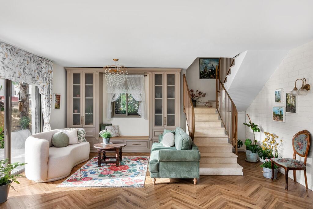 The living room and staircase (Photo: Shiran Carmel) בית בעתלית, עיצוב: ליאת שמחי