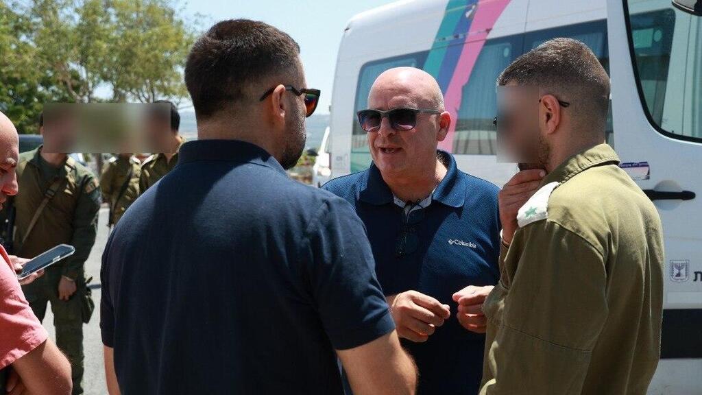 מימין לשמאל: קצין צה"ל, סלים בדר וד"ר אכרם סעד