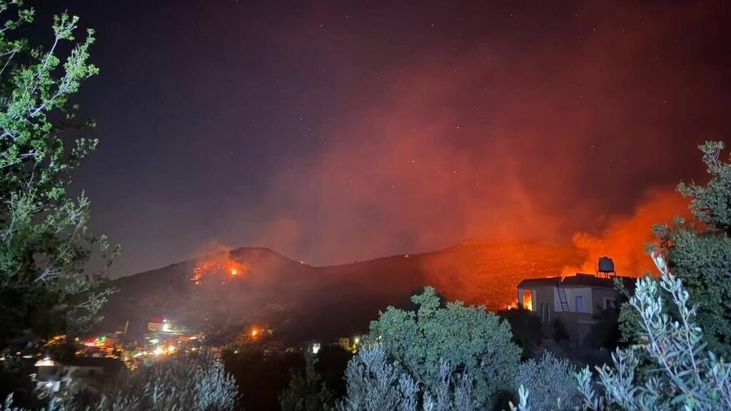 שריפות כתוצאה מתקיפות ארטילריה במג'דל זון בדרום לבנון