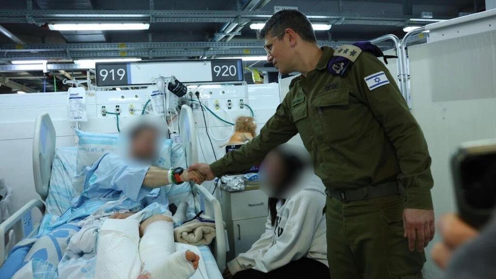 Col. Dr. Avi Shina, commander of the IDF Medical Services Center, with a wounded soldier (Photo: IDF Spokesperson's Unit) אל"מ ד"ר אבי שינה, מפקד המרכז לשירותי רפואה בצה"ל