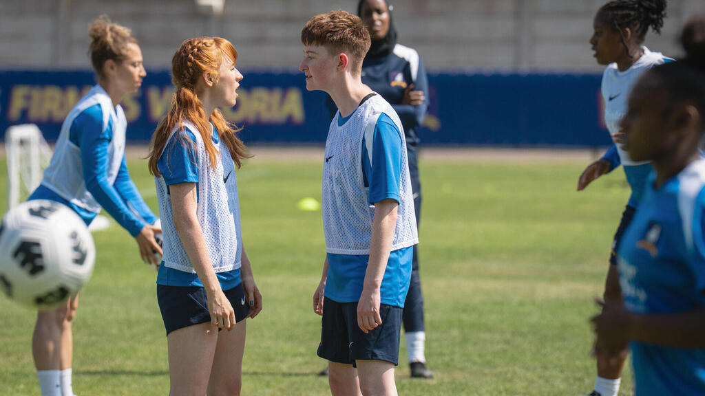 This time its a girls' soccer team (Photo: Courtesy of Apple TV+) מתוך "טד לאסו" - עונה 4