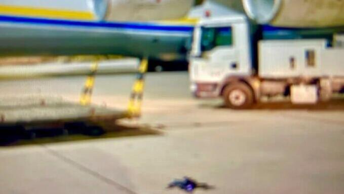 Дрон возле самолета в Лейпциге Дрон возле самолета в Лейпциге