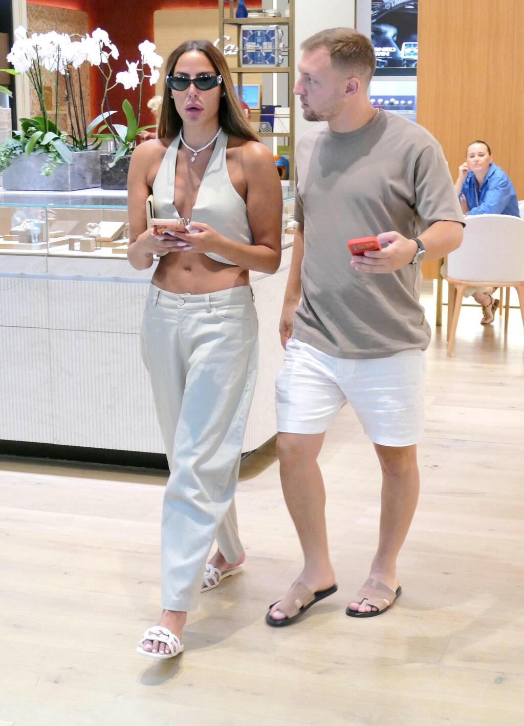 באוגוסט צלמי הפפראצי עוברים גם הם למזגן. נסרין קדרי ובן הזוג דיויד זיתון מבלים בקניון (צילום: אמיר מאירי) פפראצי נסרין קדרי ובן הזוג דיויד זיטון