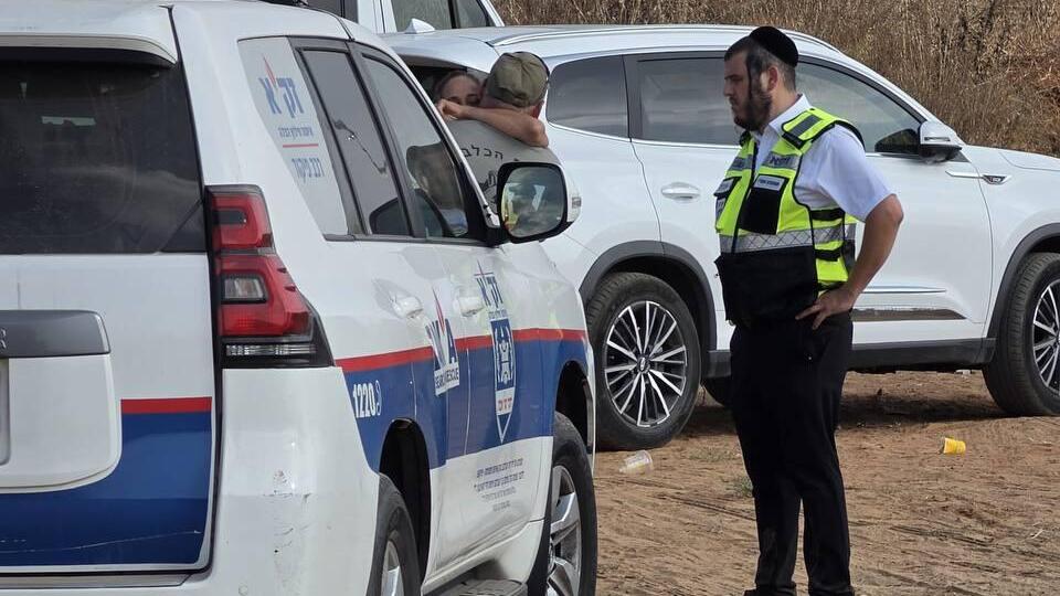 Eldar Dayan’s mother at the scene where the body was found אימא של אלדר דיין בזירה
