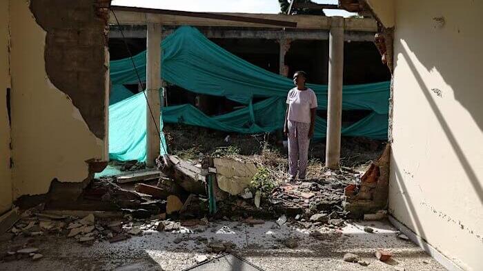 A woman stands amid the ruins of her home after a FARC rebel drone attack in Robles, Colombia (Photo: Santiago Saldarriaga/AP) אישה עומדת בהריסות ביתה לאחר מתקפת רחפן של קבוצת ההמורדים פארס ב רובלס, קולומביה