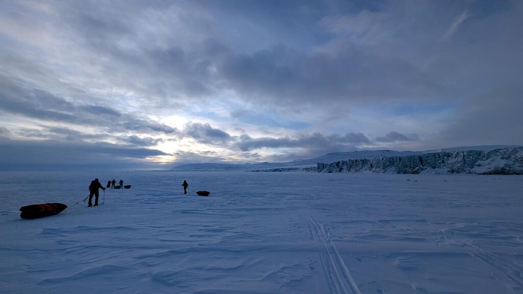 Skiing across the frozen eastern sea (Photo: Elad Bezalel) גלישה על הים המזרחי הקפוא