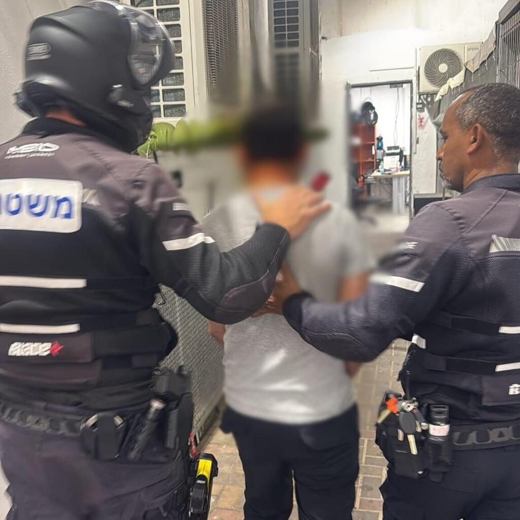 שוטרי תחנת בת ים עצרו חשוד, תושב בת ים, בחשד לביצוע אונס אלים בצעירה בת 18 במלון דירות בעיר