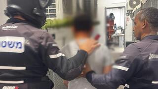 שוטרי תחנת בת ים עצרו חשוד, תושב בת ים, בחשד לביצוע אונס אלים בצעירה בת 18 במלון דירות בעיר