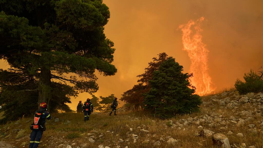 Лесной пожар в Греціі (Фото: Petros Giannakouris/AP) מערך הכבאות של יוון נלחם בשריפות יער