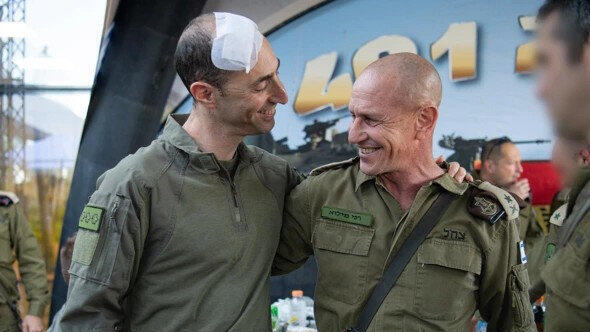 Col. Meir Biederman with Maj. Gen. Rafi Milo at the 401st Brigade change-of-command ceremony (Photo: IDF) אל"מ מאיר בידרמן עם האלוף רפי מילוא בטקס חילופי חילופי מח"ט 401