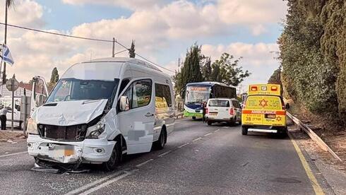 בת 80 נפצעה קשה בתאונה בין מיניבוס לרכב בפרדס חנה