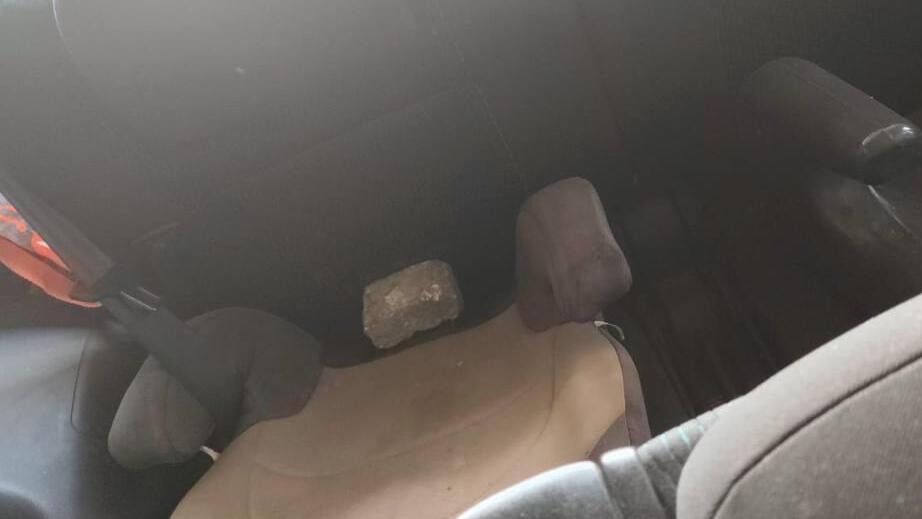 The brick thrown at the car (Photo: Israel Police spokesperson) הרכב של שני אזרחים ישראלים שנכנסו עם רכב ישראלי לעיר ג׳נין - בשל טעות בניווט