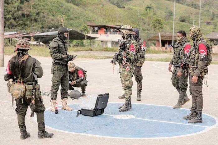 A group of guerrilla fighters in a rebel-held village in southwestern Colombia receives drone training. ‘The drone industry has exploded’ (Photo: Alex Kemman) קבוצת לוחמי גרילה בכפר בשליטת המורדים ליד סמנייגו, דרום-מערב קולומביה, מקבלת אימון בשימוש ברחפנים