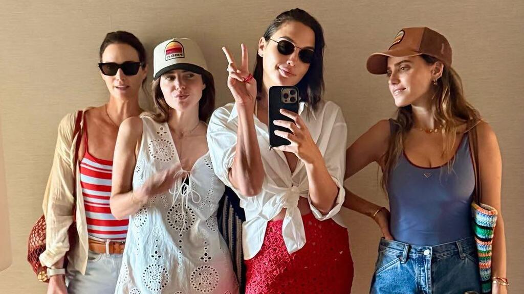 Gal Gadot and her besties (Photo: Instagram) חופשת אוגוסט יעל גולדמן גל גדות רותם סלע לירון ויצמן