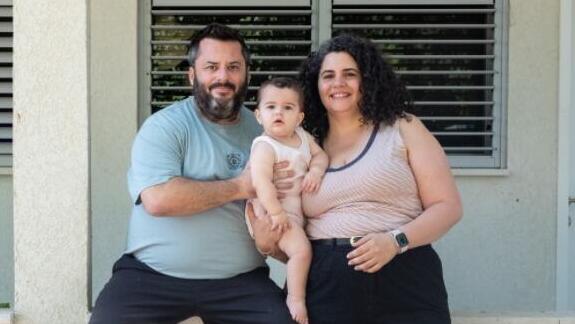 משפחת חרן - על הספה