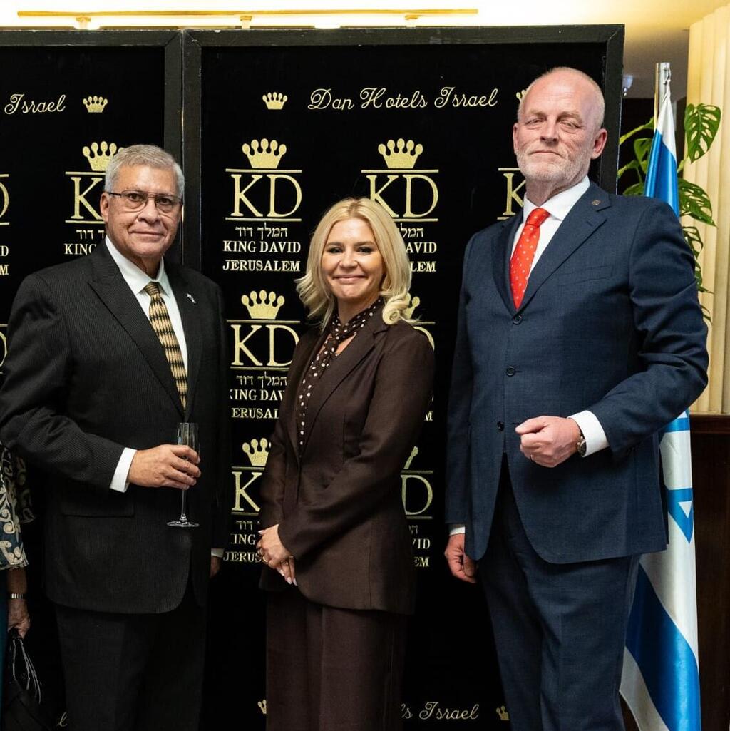 Honduran Ambassador to Israel José Luis Núñez Bennett, King David Hotel Delegations Manager Natalie Ann Bachar and the hotel's general manager, Alvaro Rautenburg 