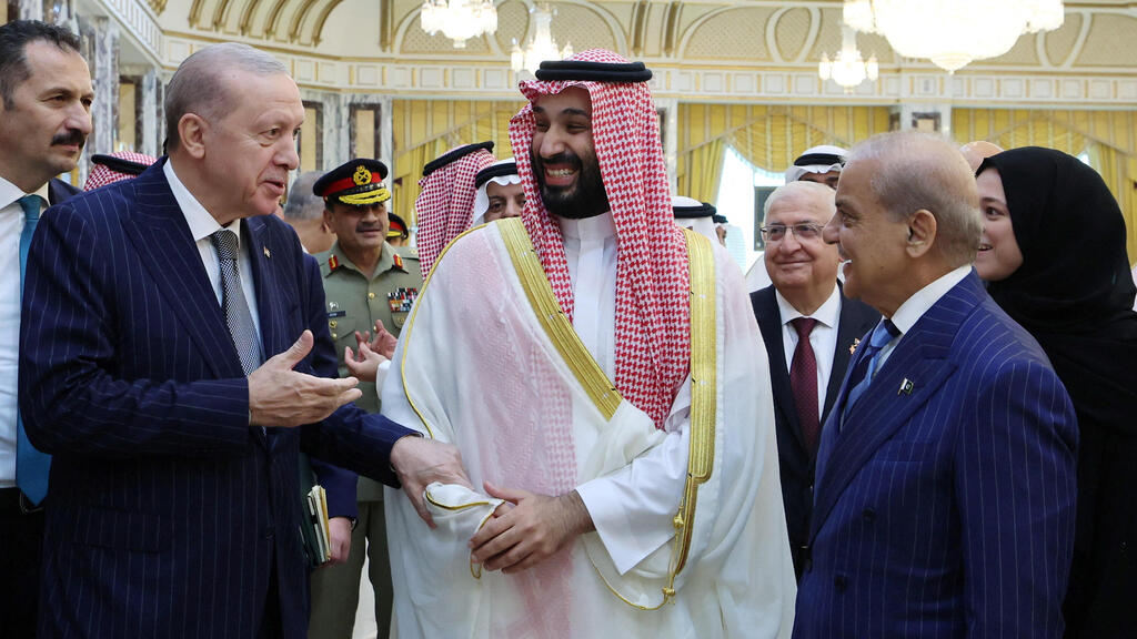 Saudi Crown Prince Mohammed bin Salman, Turkish President Recep Tayyip Erdogan and Pakistani Prime Minister Shehbaz Sharif at the signing of the trilateral agreement (Photo: Murat Cetinmuhurdar/Turkish Presidential Press Office/Handout via REUTERS) חתימת ההסכם בין סעודיה, פקיסטן וטורקיה
