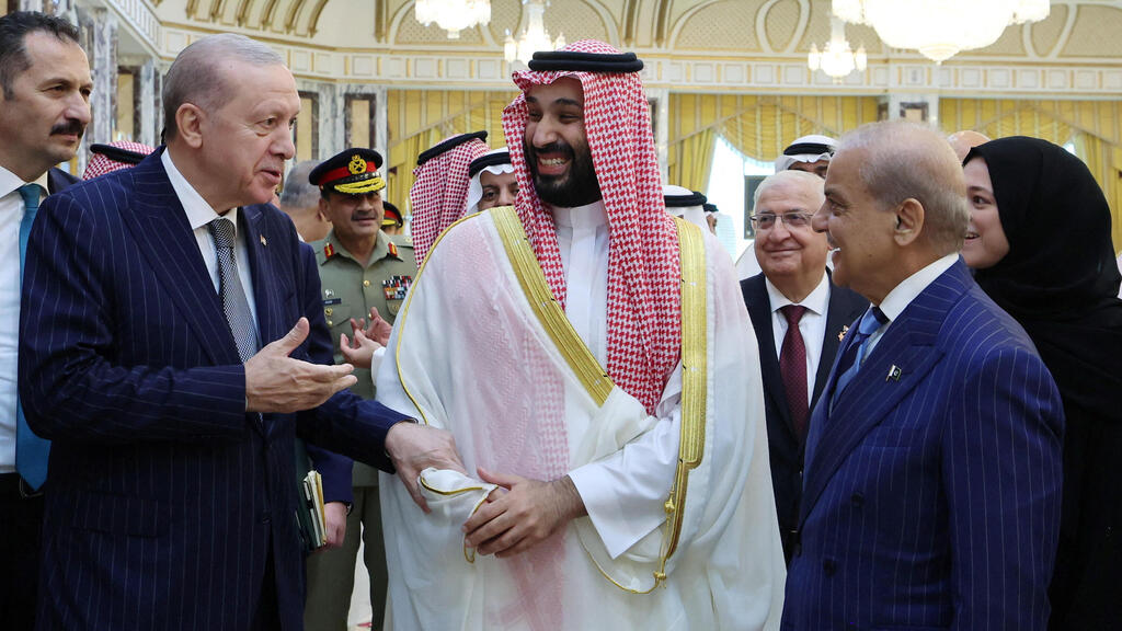 Pakistani Prime Minister Shahbaz Sharif and Turkish President Erdogan with Saudi Crown Prince Mohammed bin Salman Mecca Pact signing (Photo: Murat Cetinmuhurdar/Turkish Presidential Press Office/Handout via REUTERS) חתימת ההסכם בין סעודיה, פקיסטן וטורקיה