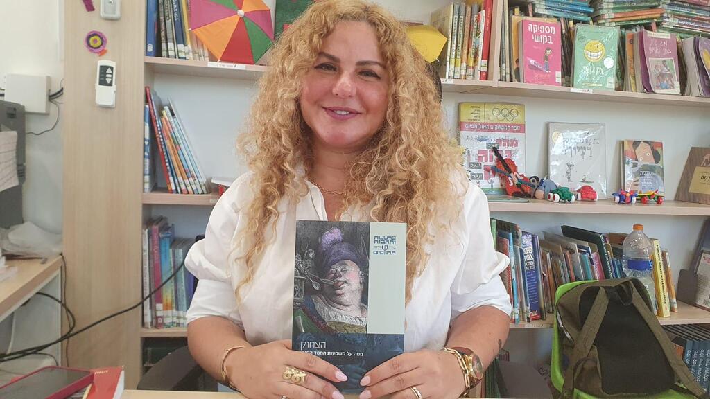 רינת בספרייה בבית ספר "נוף השדות" בקיבוץ נגבה