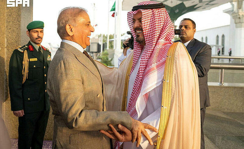 Pakistani Prime Minister Shehbaz Sharif and Saudi Crown Prince Mohammed bin Salman (Photo: SPA Saudi Pess Agancey) ר"מ פקיסטן מתקבל על ידי הנסיך סעוד בן משעל בן עבדולעזיז