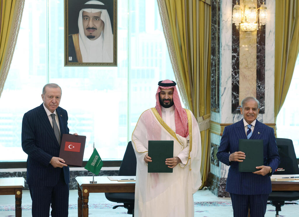 Turkish President Recep Tayyip Erdogan, Saudi Crown Prince Mohammed bin Salman and Pakistan’s Prime Minister Shehbaz Sharif (Photo: Murat Cetinmuhurdar/Turkish Presidential Press Office/Handout via REUTERS) חתימת ההסכם בין סעודיה, פקיסטן וטורקיה