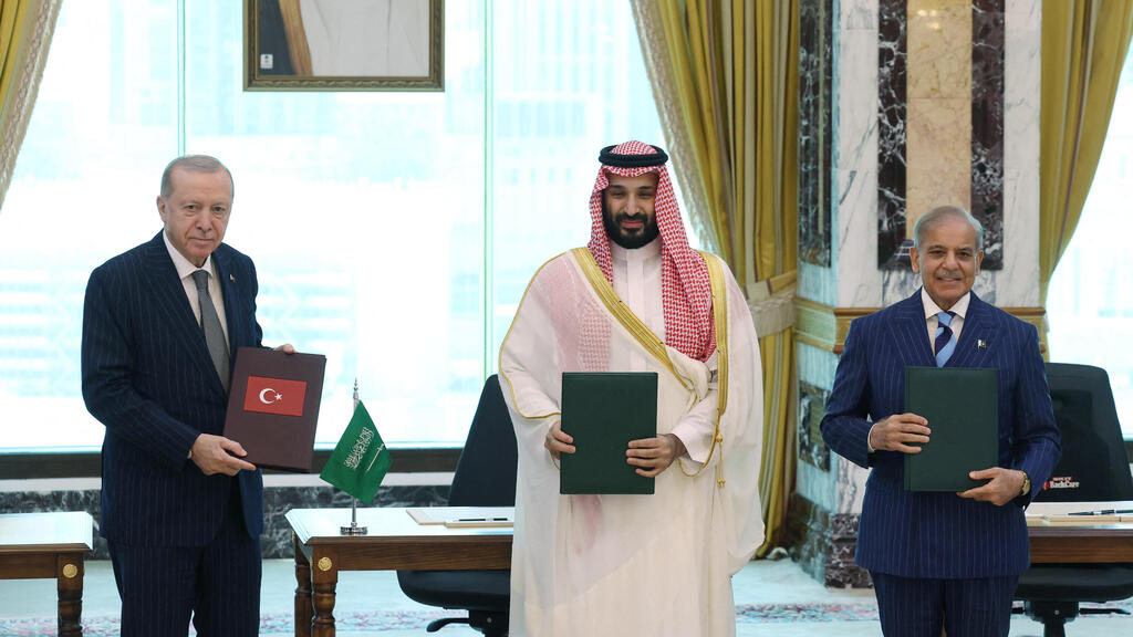 Signing of the defense alliance between Saudi Arabia, Pakistan, and Turkey last month ( Photo: Murat Cetinmuhurdar/Turkish Presidential Press Office/Handout via Reuters) חתימת ההסכם בין סעודיה, פקיסטן וטורקיה