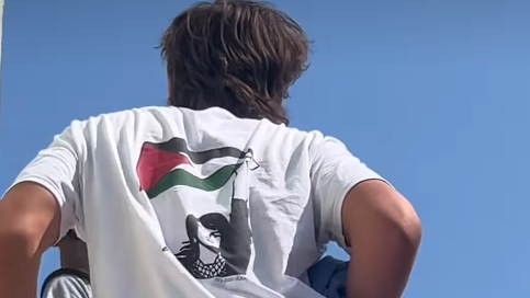 דגל פלסטין ואיור של המחבלת שאחראית לפיגוע הרצחני ב"אוטובוס הדמים" ב-1978