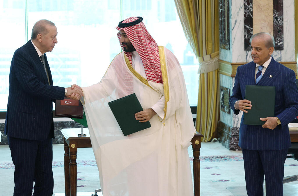 The signing of the joint defense agreement between Saudi Arabia, Turkey and Pakistan (Photo: Murat Cetinmuhurdar/Turkish Presidential Press Office/Handout via REUTERS) חתימת ההסכם בין סעודיה, פקיסטן וטורקיה