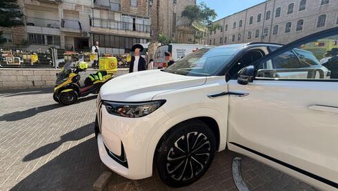 גבר התנגש עם רכבו בגדר בירושלים ונפצע באורח אנוש