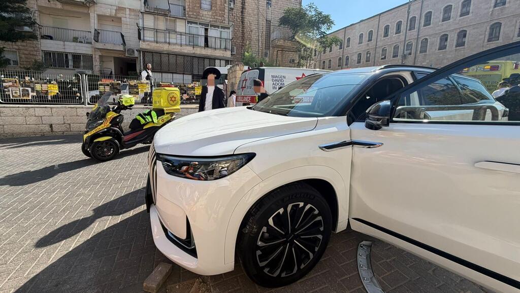 גבר התנגש עם רכבו בגדר בירושלים ונפצע באורח אנוש