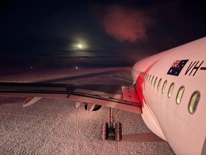 The evacuation was carried out by an Australian aviation team from Skytraders, a company specializing in flights to the frozen continent (Photo: Skytraders) מטוס ובו צוות חילוץ אמריקאי נחת באנטארקטיקה בתנאים קשים וחושך מוחלט כדי לחלץ משם אזרח אמריקאי