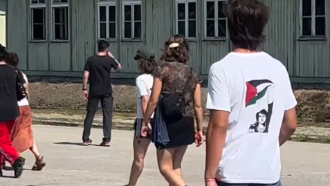 הנער צועד ללא בושה במחנה הריכוז