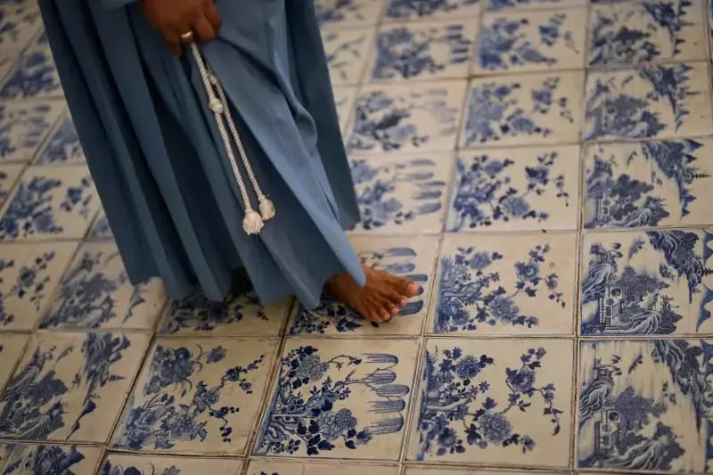 A nun walks through the main hall with its blue-and-white Chinese porcelain tile floor at the Paradesi Synagogue (Photo: AP Photo/Aijaz Rahi) A nun walks through the main hall with its blue-and-white Chinese porcelain tile floor at the Paradesi Synagogue